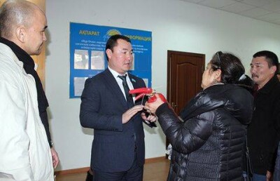 Огнетушитель принесли правозащитники в офис "Нур Отана" в Атырау 