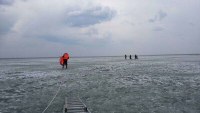 С отколовшейся льдины спасли четверых рыбаков в Павлодарской области