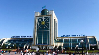 Водитель минивэна пожаловался на нововведение на старом вокзале Астаны
