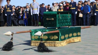 Останки Кейки батыра с воинскими почестями захоронили в мавзолее Костанайской области