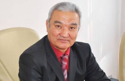 Аким Семея забрался на крышу школы, защищая городской бюджет от "распила"