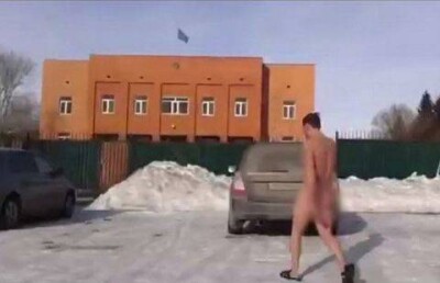 Голый мужчина пытался попасть в банк в Щучинске