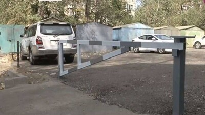 В Алматы въезд во двор жилого дома сделали платным, установив шлагбаум