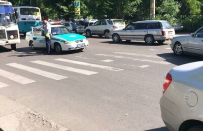 В Алматы полицейский сбил девушку на пешеходном переходе