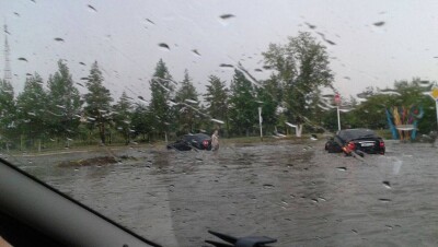 После дождя в Лисаковске затопило дороги и тротуары
