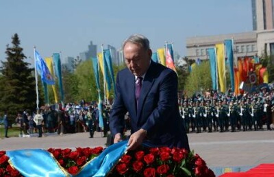 Президент возложил цветы к Вечному огню в Астане