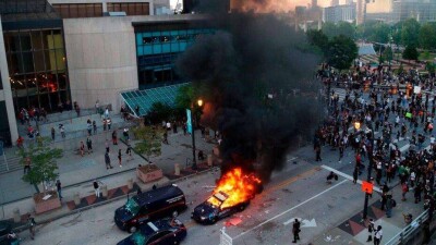 Массовые беспорядки и столкновения с полицией охватили более 10 городов США