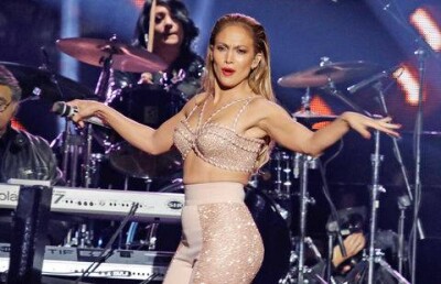 Костюм Дженифер Лопес разошёлся по швам во время поклона