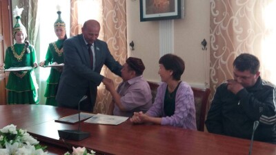 Ещё один предприниматель подарил жильё пострадавшей от паводка семье в Актобе