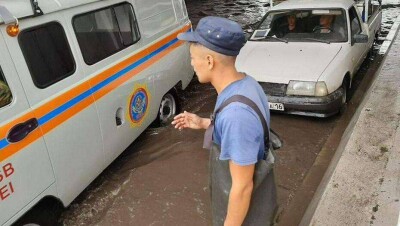 В Семее дождь затопил улицы, ветер сорвал кровлю больницы