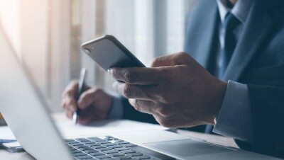 В Казахстане госслужащие снова смогут использовать смартфоны на работе