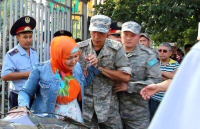 Полиция Алматы силой забрала в РУВД митинговавших возле "Народного банка" ипотечников