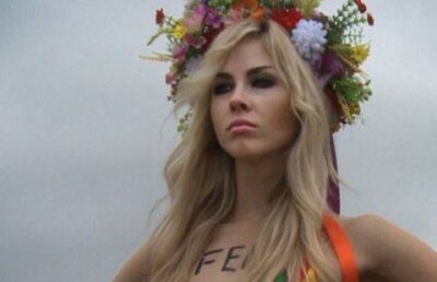 Участницы движения Femen провели топлесс-акцию в Париже