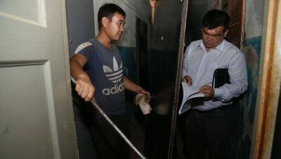 Входную дверь за долги по коммуналке изъяли в Костанае 