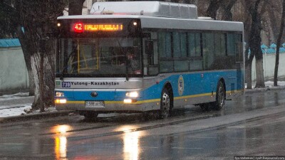 Грубое нарушение ПДД водителями автобусов снял на видео алматинец