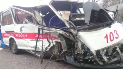 Карету "скорой помощи" искорежило в результате ДТП в Алматы 