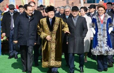 Нурсултан Назарбаев прогулялся по Астане в чапане