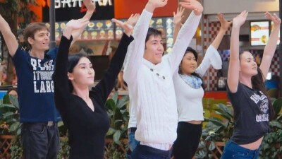 Дух Наурыза заставил весь торговый центр в Алматы танцевать камажай