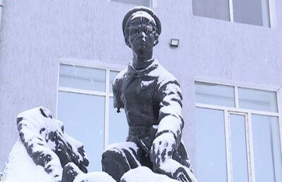 Скульптуре пионера-героя в Уральске сломали руку