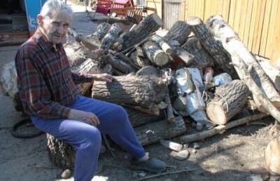Ветерану из Усть-Каменогорска вместо дров подарили пни и бытовой мусор