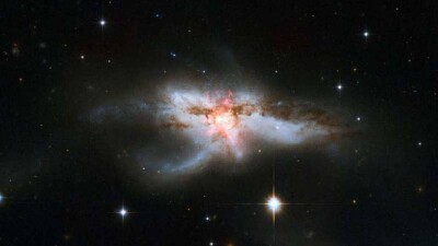 Учёные впервые нашли сразу три сверхмассивные чёрные дыры в центре одной галактики