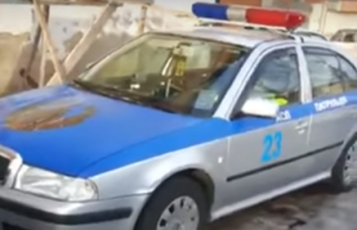 Спящих в машине полицейских сняли на видео в ВКО