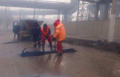 В грязь укладывают асфальт в Актобе в ожидании приезда Назарбаева