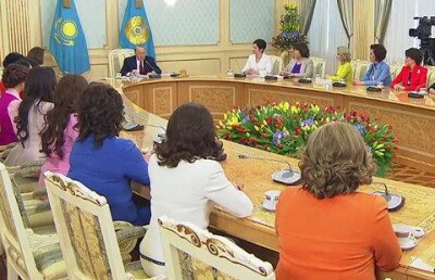 Притчей о материнском сердце растрогал женщин Президент Казахстана