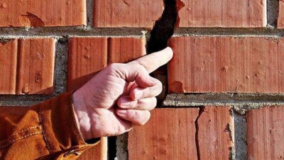 Построенные по госпрограмме дома приняли с дефектами под гарантию застройщика в Алматы