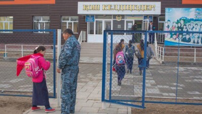 Как живут в селе, где год назад со школьниц срывали платки