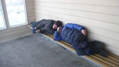 Бомжи превратили тёплые остановки Усть-Каменогорска в бары и ночлежки