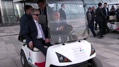 Назарбаев на электрокаре провёл экскурсию по ЭКСПО для финского президента 