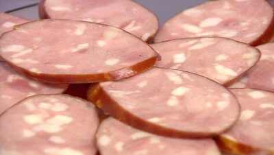 Казахстанцы вновь жалуются на перья в колбасе