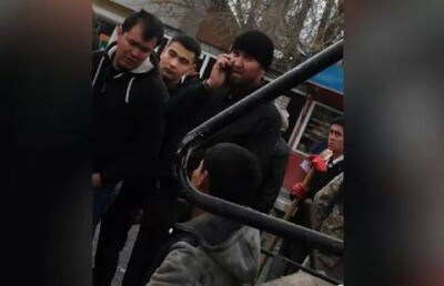 Рабочего зажало между катком и асфальтоукладчиком в Шымкенте