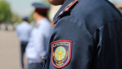 Полицейский в Кызылорде ударил водителя за отказ выключить камеру