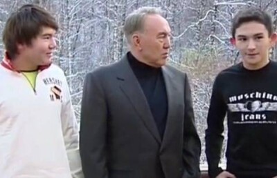 Акорда опубликовала ещё одно видео Назарбаева с внуками