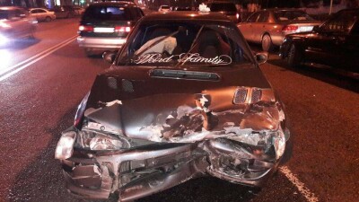 Стоявших у припаркованной машины пешеходов сбили в Алматы