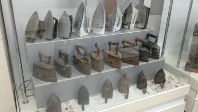 Чем гладили одежду наши прабабушки, показали в Семее