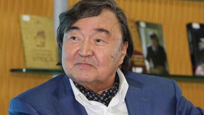Японский императорский орден вручили Олжасу Сулейменову