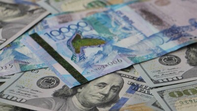 Тенге снова стремительно падает по отношению к доллару