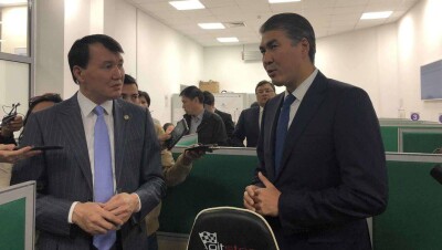 Исекешеву и Шпекбаеву показали, как iKomek быстро решает городские проблемы 