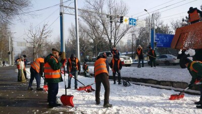 В преддверии Универсиады в Алматы грязный снег засыпали чистым