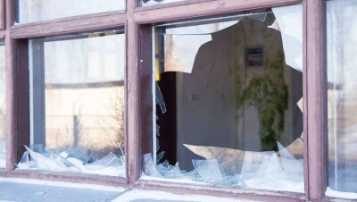 Вандалы разгромили здание бывшей арт-галереи на набережной в Актау