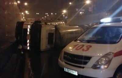 У мусоровоза отказали тормоза в тоннеле в Алматы