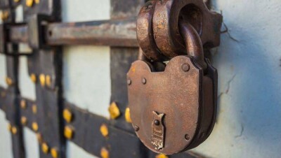 Власти Сербии запретили гражданам выходить на улицу на майские праздники