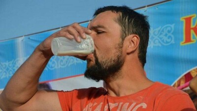 Путешественник из России пил шубат на скорость в День города Актау