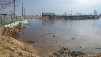 Разлившееся озеро затопило дома и погреба в селе Бескарагай ВКО