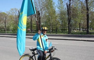 Казахстанец приехал на парад в Москве на велосипеде 