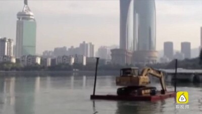 Китаец попытался переплыть реку на экскаваторе