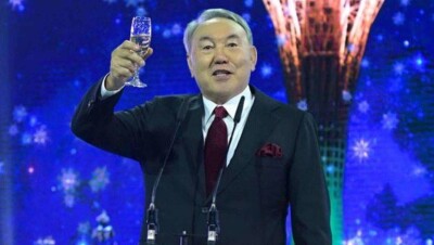 Назарбаев встретит Новый год в офисе, потому что "где встретишь, там и будешь работать"